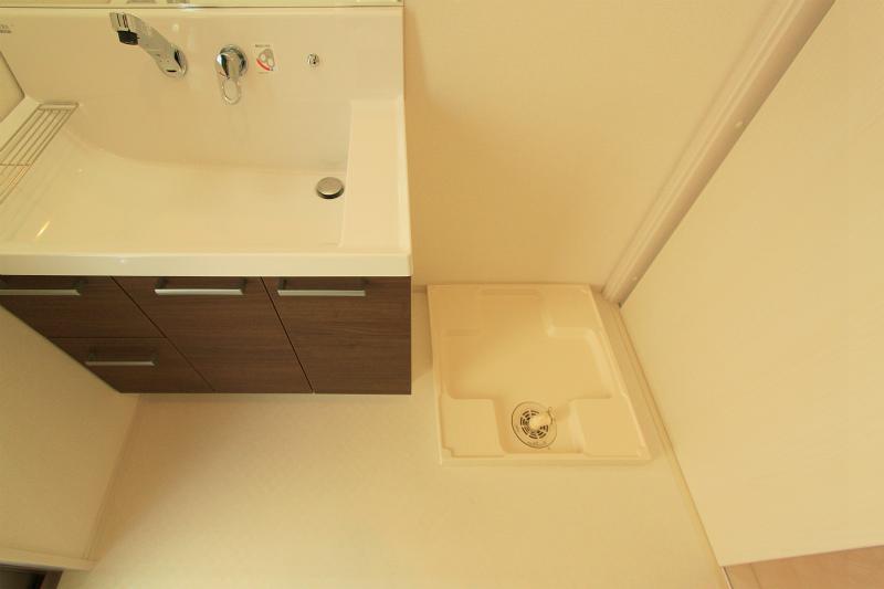 Wash basin, toilet. 2013 September 18, shooting