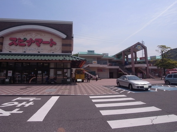 Shopping centre. 1335m from the shopping park is and Ke valley (shopping center)