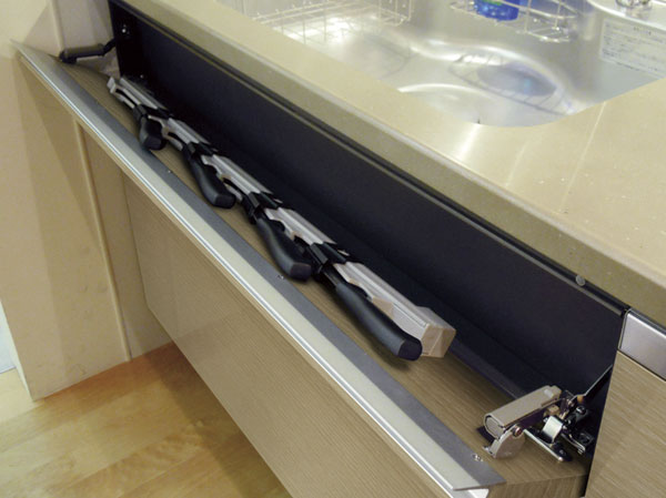 Kitchen.  [Sink cabinet slide type] Adopt a cabinet slide type in under the sink. Installing a swing knife pointing to the top. You can retrieve the knife easier. Lower drawer is a large capacity. Because such as pot storage space bulky can be collectively stored in one place, Housework efficiency will further up.