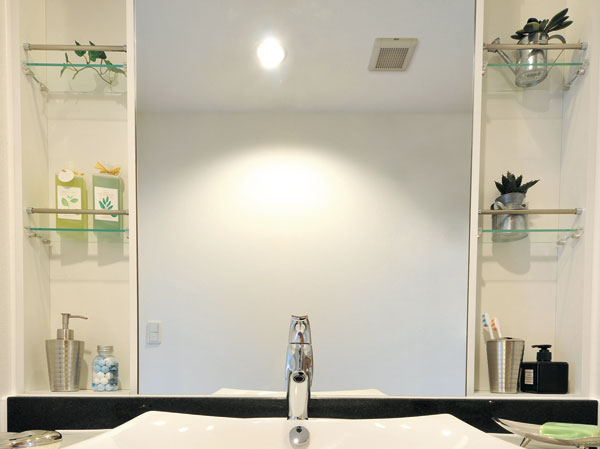 Bathing-wash room.  [Abundant storage ・ Large mirror] Vanity is, It adopted a convenient large mirror in the hair make-up check, Storage rack also comes standard installation.
