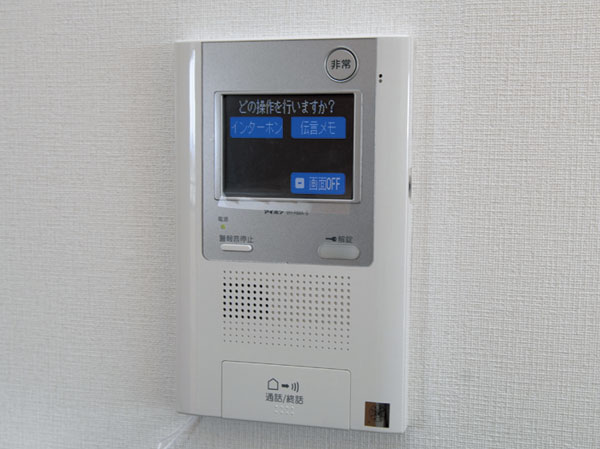 Security.  [Intercom with color monitor] Installation intercom a with color monitor in the living room. It is safe because the visitor can see in the image and sound. It is with a warning announcement system to inform the outside in the event of an emergency. (Same specifications)