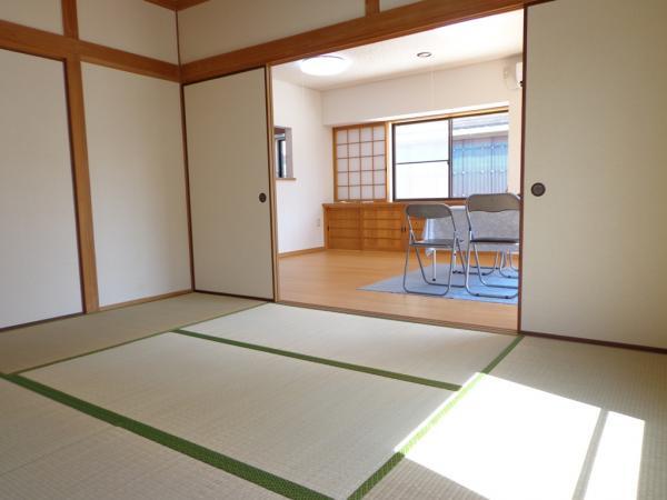 Non-living room. Since facing south that can be basking in the sun