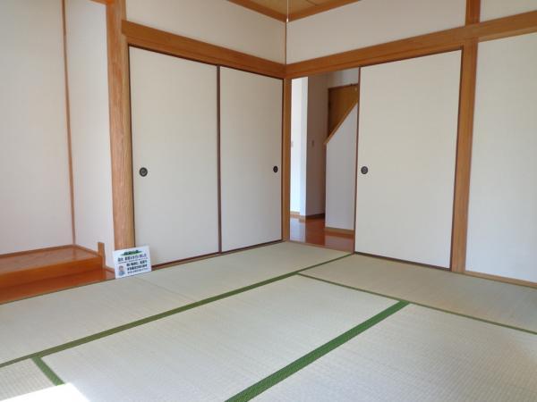 Parking lot. It is a 6-mat Japanese-style room with a alcove