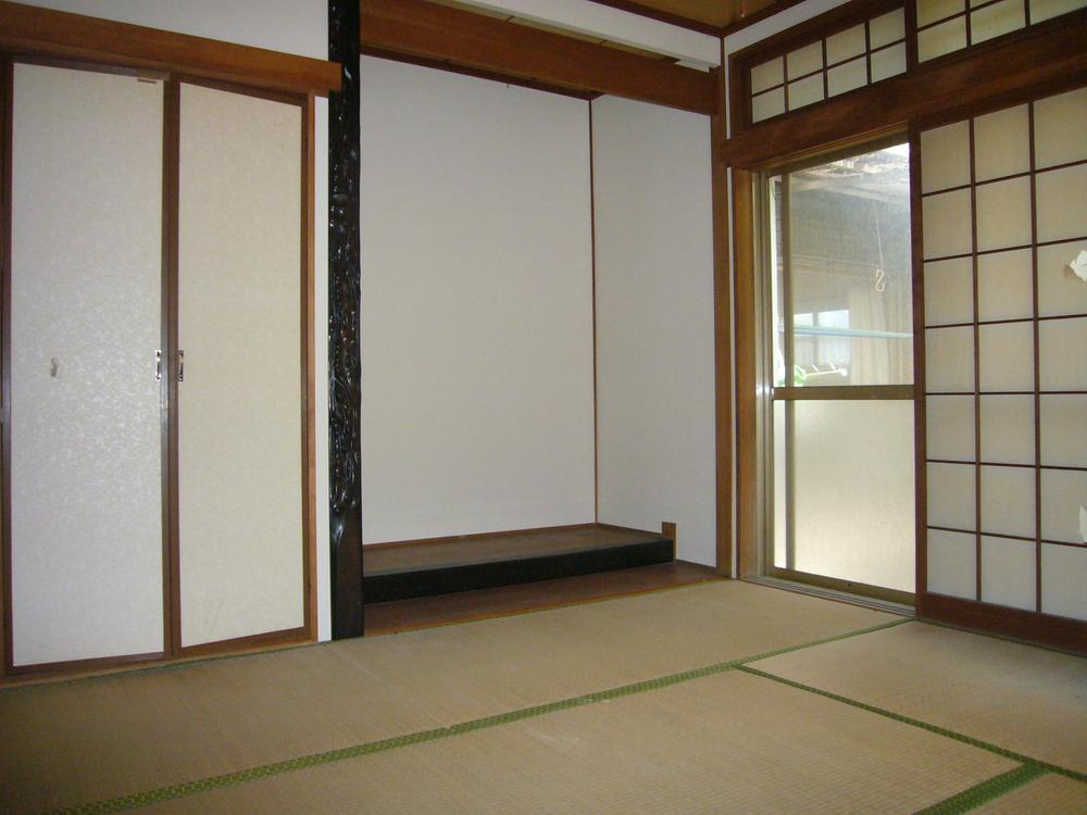 Non-living room. Authentic Japanese-style room with a alcove