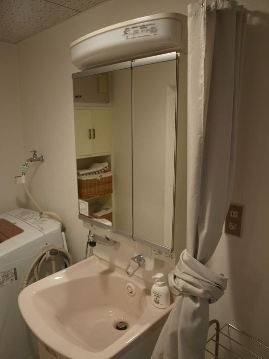 Wash basin, toilet. With shampoo dresser! !