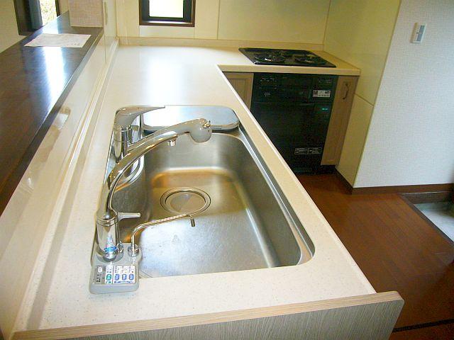 Kitchen. Easy-to-use L-shaped kitchen!