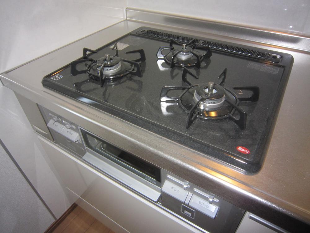 Kitchen. Easy-to-use 3-burner stove equipped