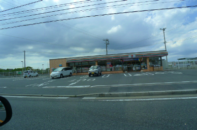 Convenience store. Seven-Eleven Yahata adjournment 3-chome up (convenience store) 621m
