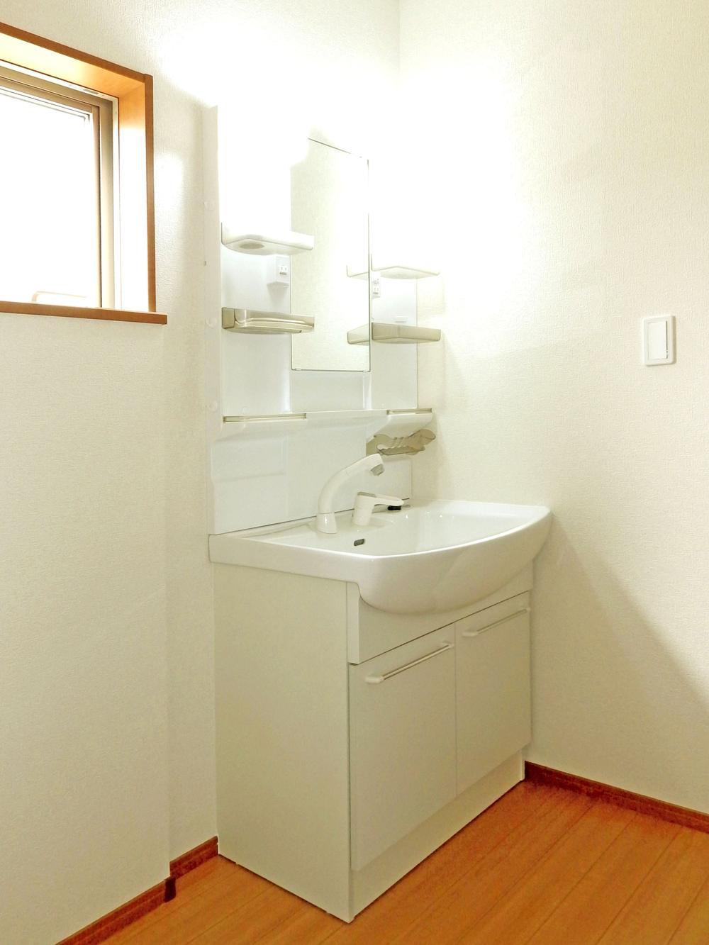 Wash basin, toilet. It is the washstand of the same specification.