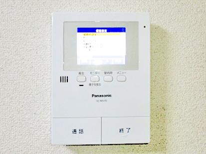 Security equipment. You can see the visitor in the color monitor intercom. Also it is equipped with recording function because it is also safe when you go out.