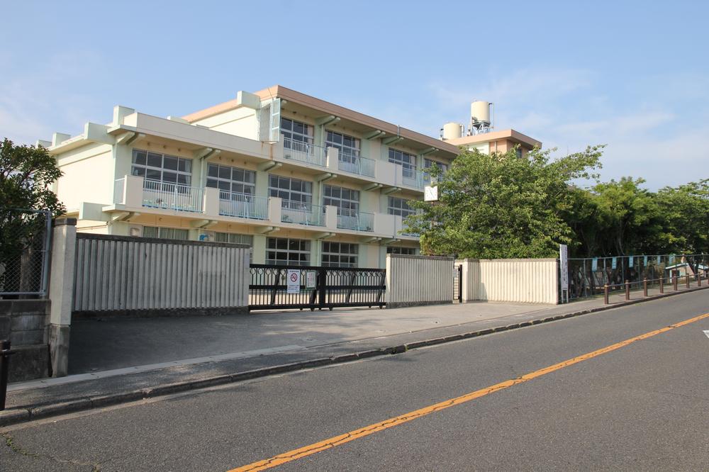 Primary school. 714m to Kitakyushu Kamooda Elementary School