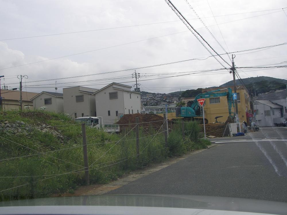 Local photos, including front road. Local (September 2013) Shooting ・ All seven buildings under construction