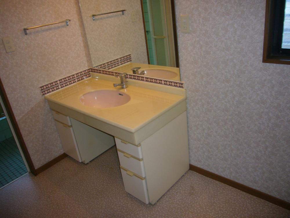 Wash basin, toilet. Wash basin with a large mirror.
