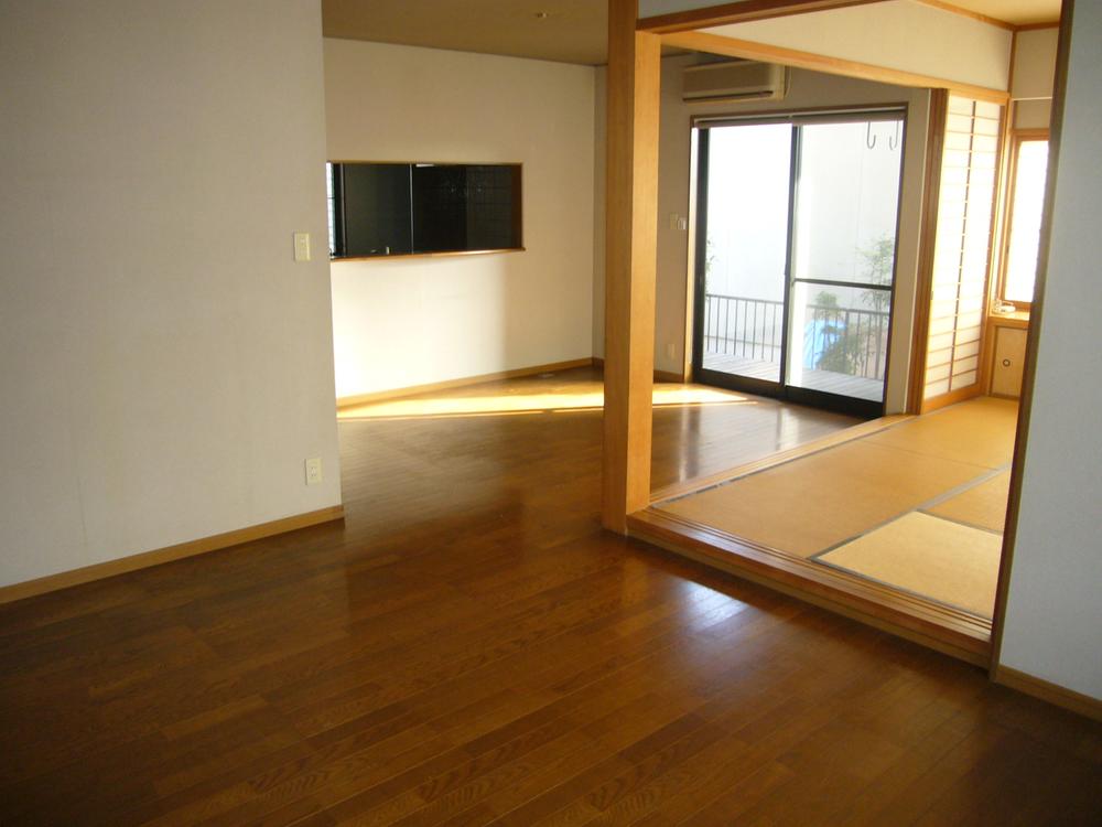 Living. Spacious living room is 20 Pledge!