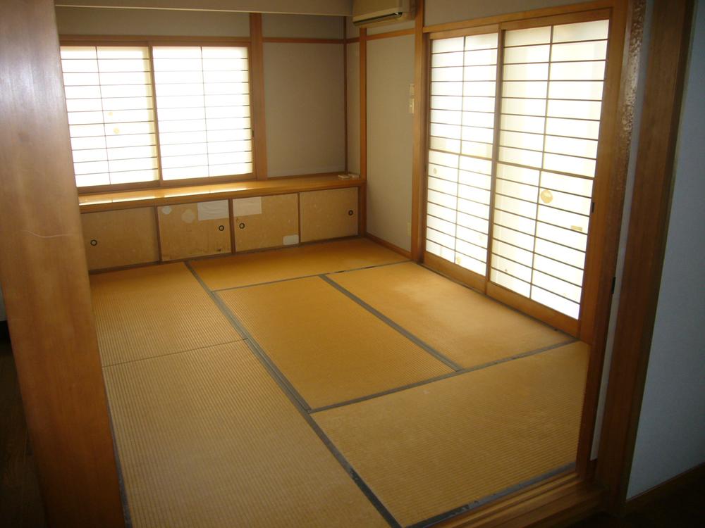 Non-living room. A quaint Japanese-style room with a Yukimi Shoji