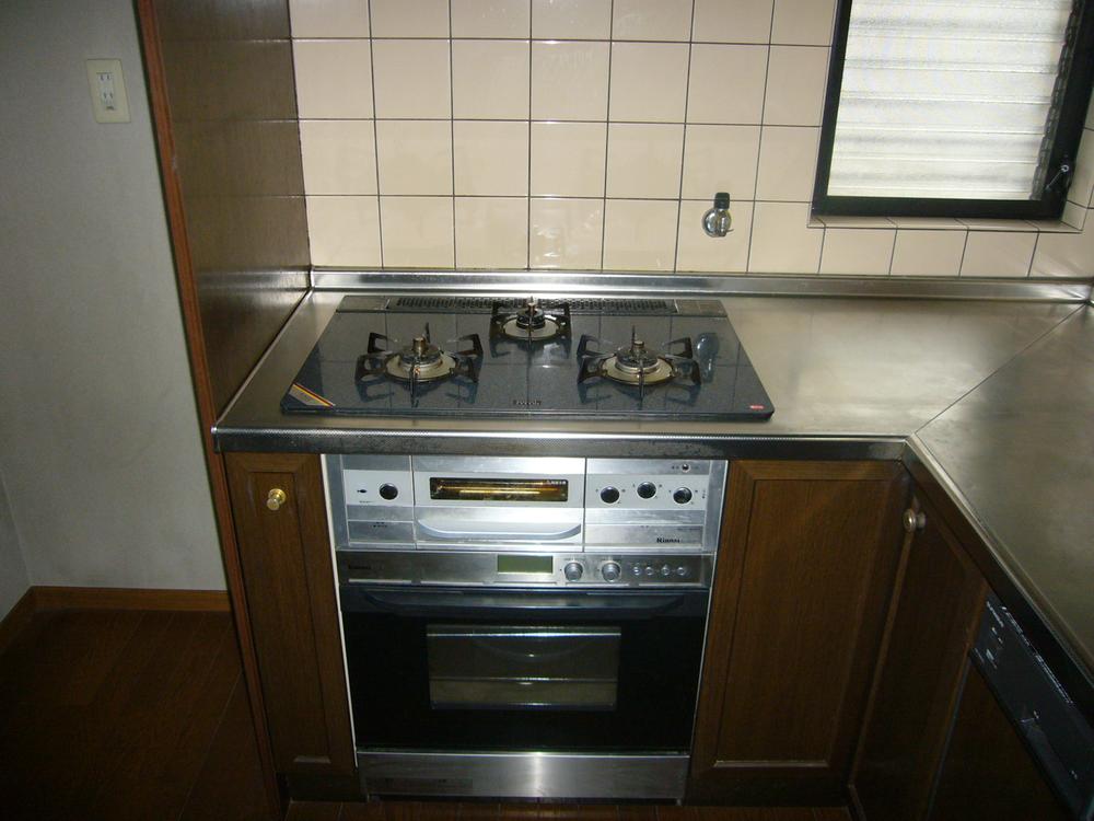 Kitchen. With oven!