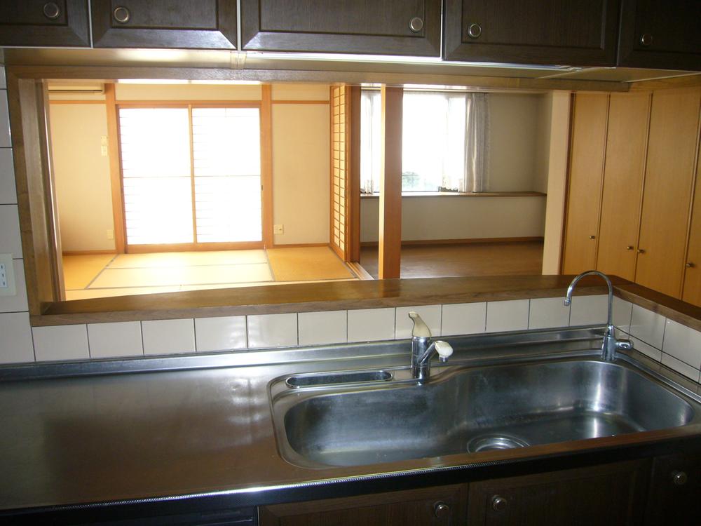 Kitchen. From the face-to-face kitchen, Overlook until the LDK and the Japanese-style room.