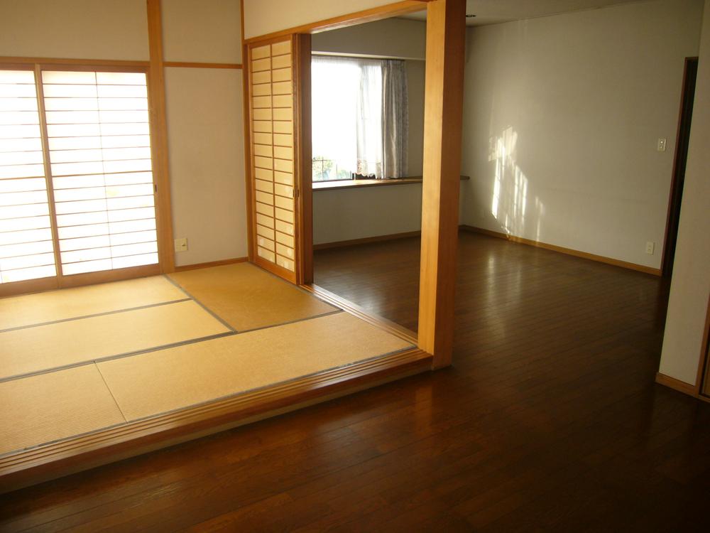 Living. In continuation of the Japanese-style room, Wider use. . .