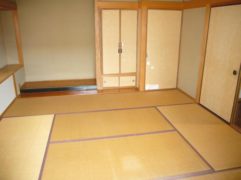 Non-living room. Full-fledged Japanese-style room with alcove, such as. . .