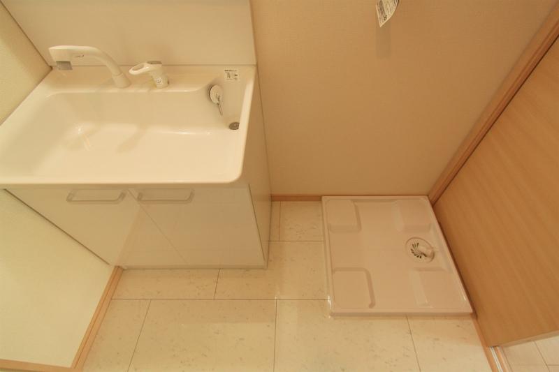 Wash basin, toilet. September 20, 2013 shooting