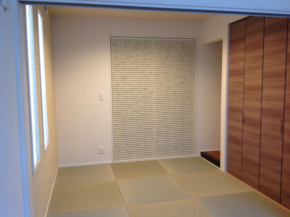 Non-living room. Ryukyu tatami Japanese-style that follows from (20 Building) living (with alcove) ・ And partitioned by a sliding door can also be used as a private dining room.