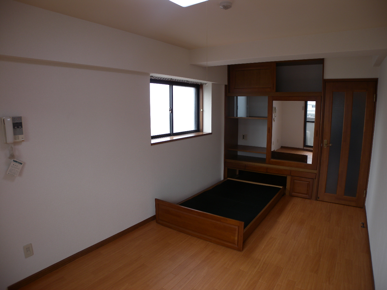 Living and room. Spacious room with 9 Pledge of Western-style