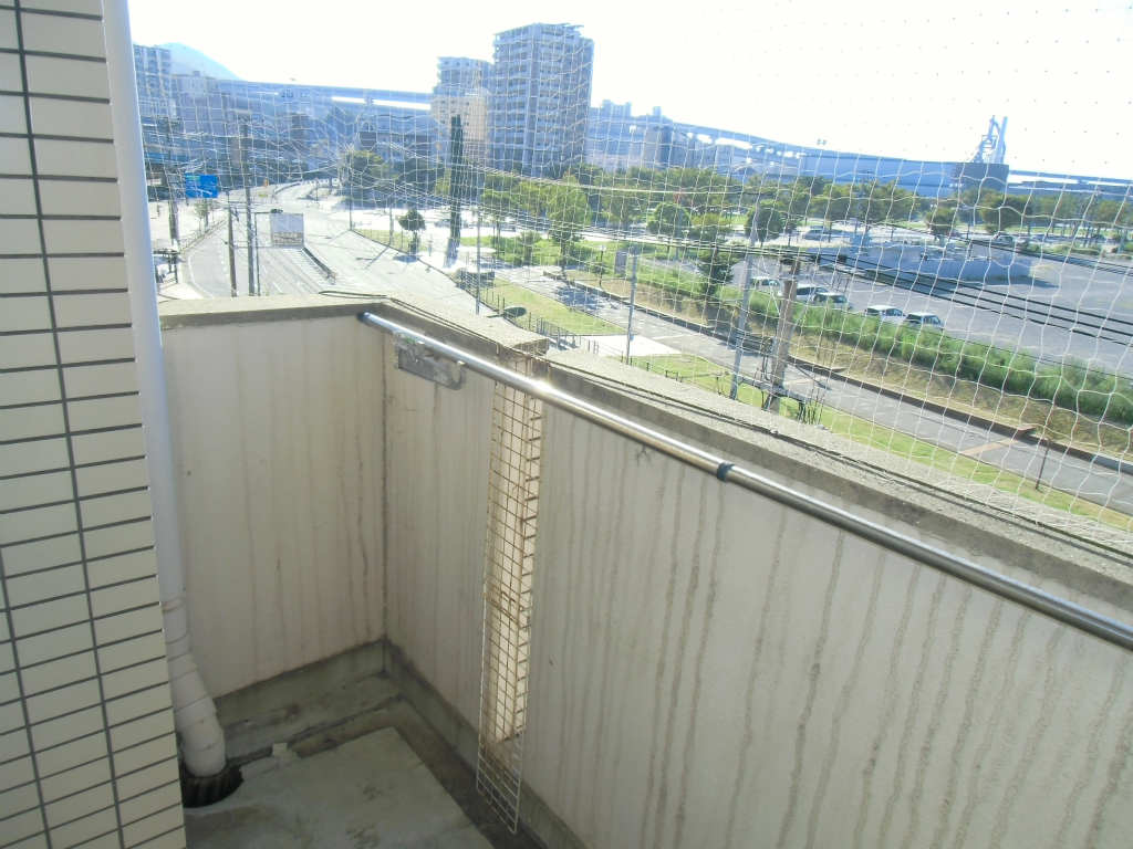 Balcony. Wash basin