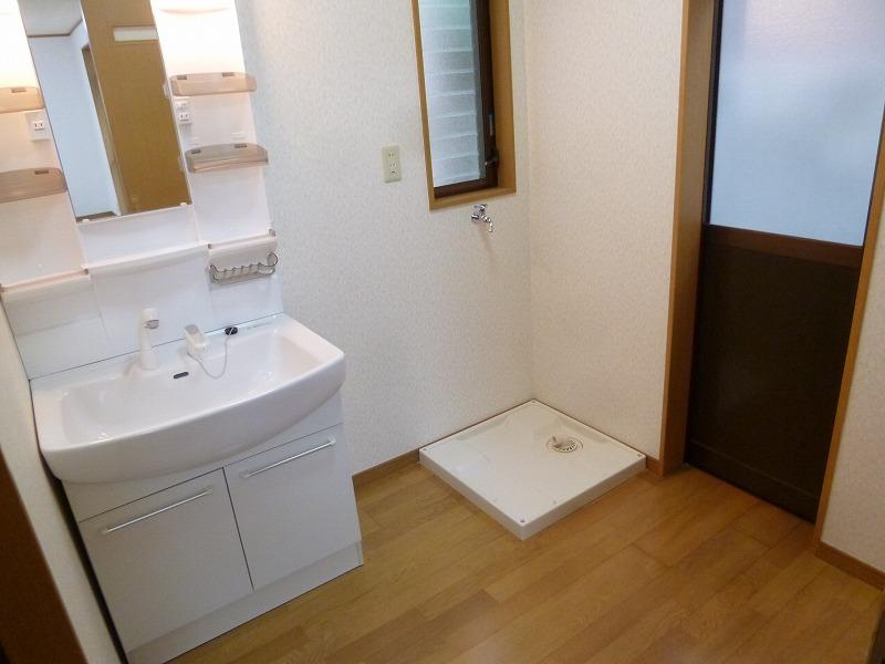 Wash basin, toilet. Indoor (June 2013) Shooting