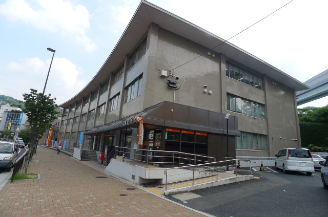 post office. 202m to Hachiman center three post office (post office)