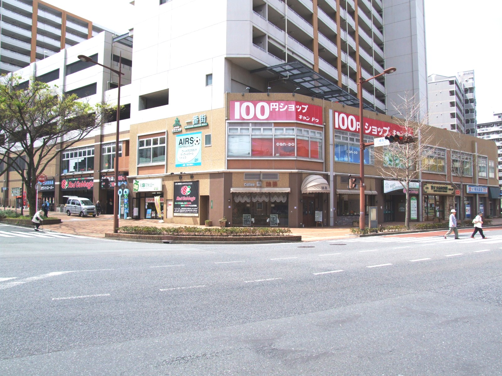 Shopping centre. Sawarabi Garden Mall Hachiman Ichibangai until the (shopping center) 574m