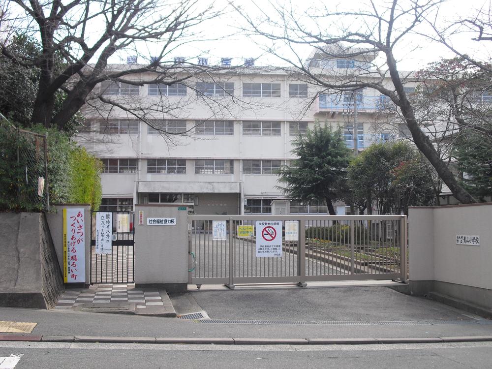 Primary school. Since a 1-minute walk from the 60m elementary school to Kitakyushu Aoyama Elementary School, School children also safe.