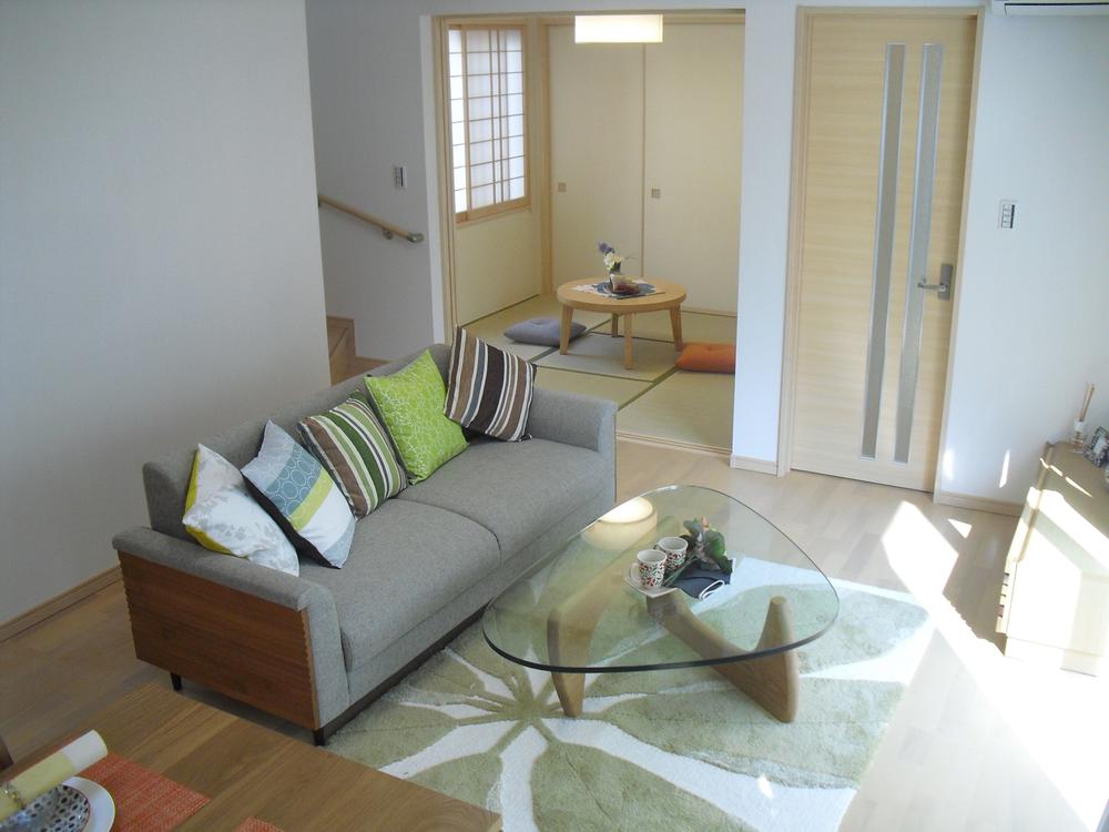  [No. 7 land living ・ Japanese-style room] Since the living room there is a staircase, Increases the opportunities for face-to-face between the family. It is recommended for your family that you want to take care of communication.. No. 7 land living ・ Japanese-style room