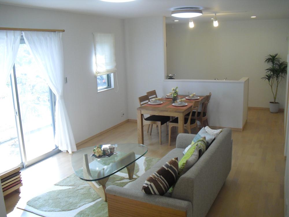 Living.  [No. 7 land living ・ dining]      South side is open-minded living is good and comfortable to spend per day. Also, You can cook while enjoying the conversation between the family in the face-to-face kitchen.