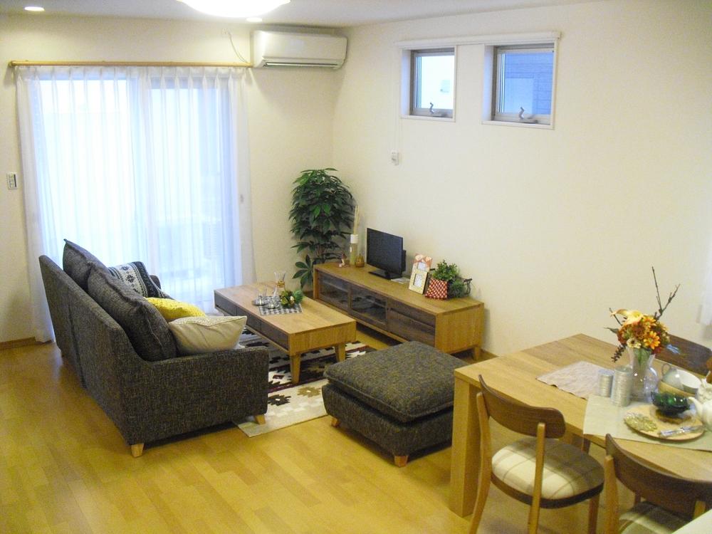  [No. 8 locations living] Provided with a large window on the south side, Bright living room ・ dining. Also also conscious ventilation provided small window.. No. 8 locations living