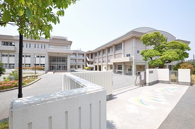 Junior high school. Municipal Kurosaki 850m until junior high school (school district) (junior high school)