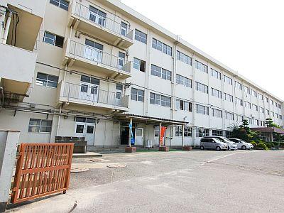 Junior high school. 543m to Kitakyushu Honjo junior high school
