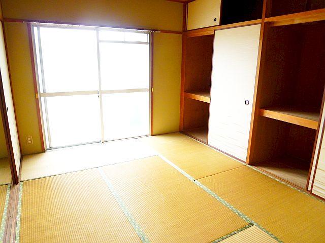 Non-living room. 2 between the Japanese-style room!