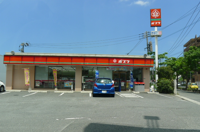 Convenience store. Mine store of poplar Hachiman date to the (convenience store) 256m