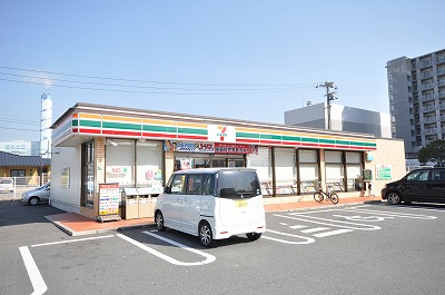 Convenience store. Seven-Eleven Yawata Jinnoharu Station store (convenience store) to 200m