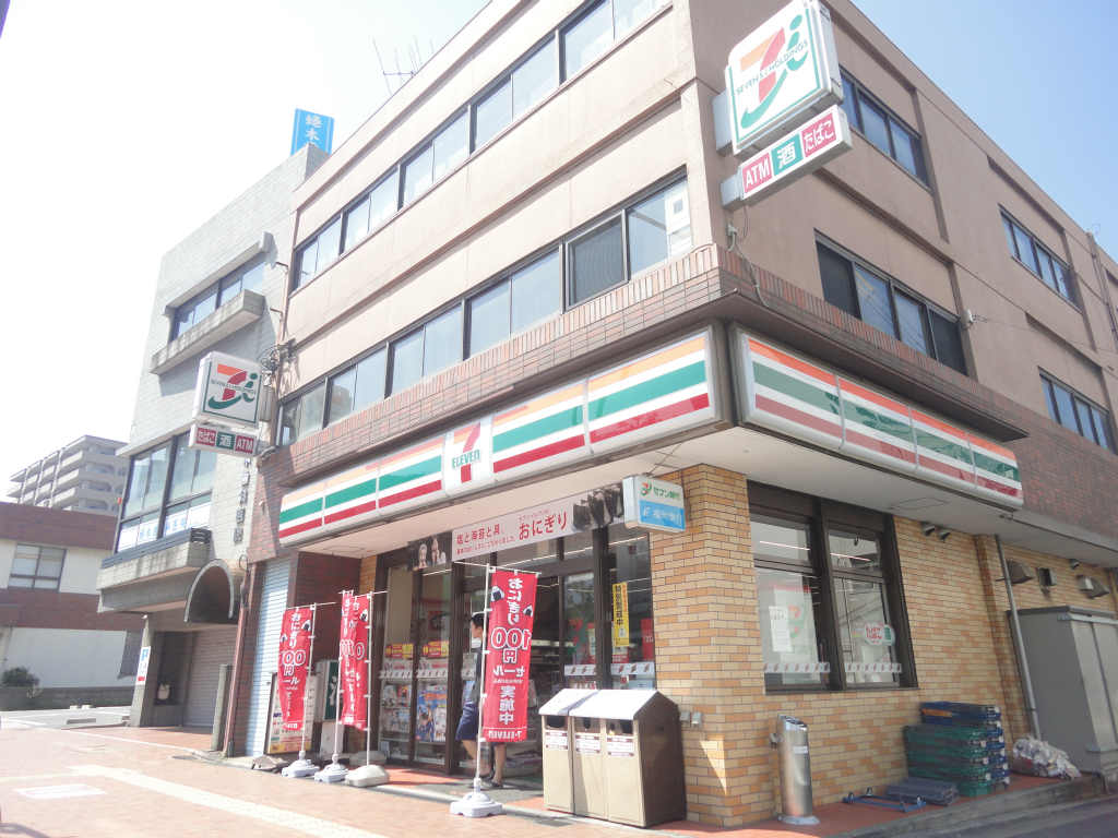 Convenience store. 150m to Seven-Eleven (convenience store)