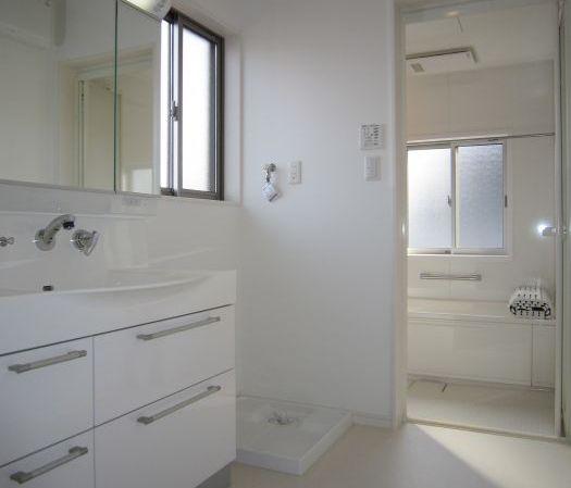 Wash basin, toilet. With storeroom!