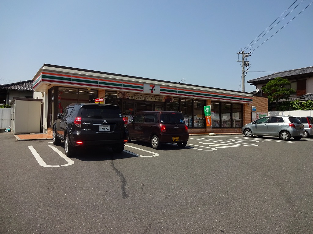 Convenience store. Seven-Eleven Yahata Kusunoki store up (convenience store) 390m