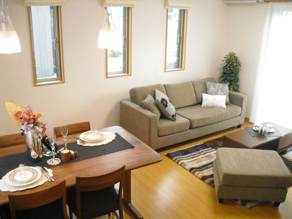  [No. 2 place living] It produces a bright space provided with the open windows on the south side. In addition it is also considered in the ventilation there is a small window of three places on the east side.. No. 2 place living