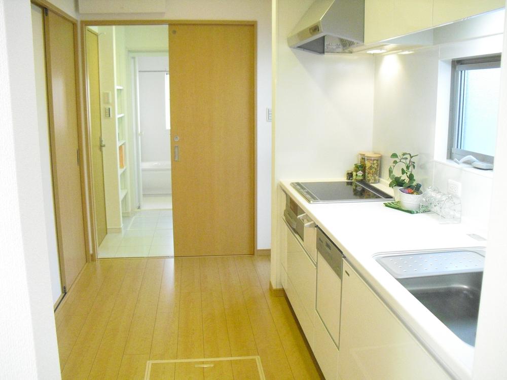 Kitchen.  [No. 2 place kitchen] The kitchen is devoted to household chores easy to stand-alone. Also, Since the moth became washroom convex, Also done smoothly housework.