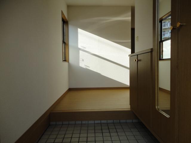 Entrance. Entrance storage is also thorough!