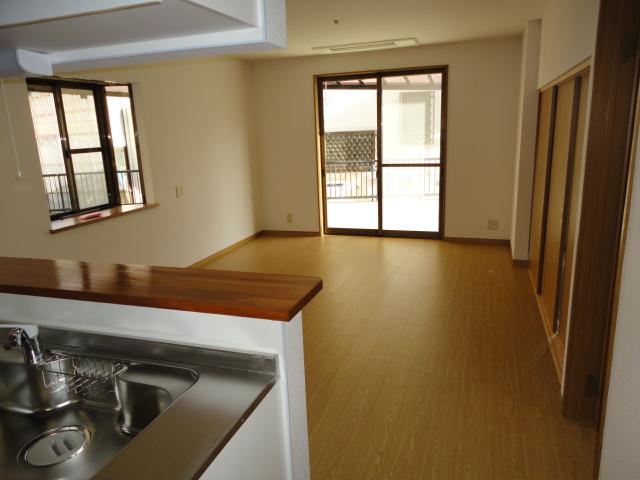 Living. Since the face-to-face kitchen, During cooking you can enjoy a conversation with family.
