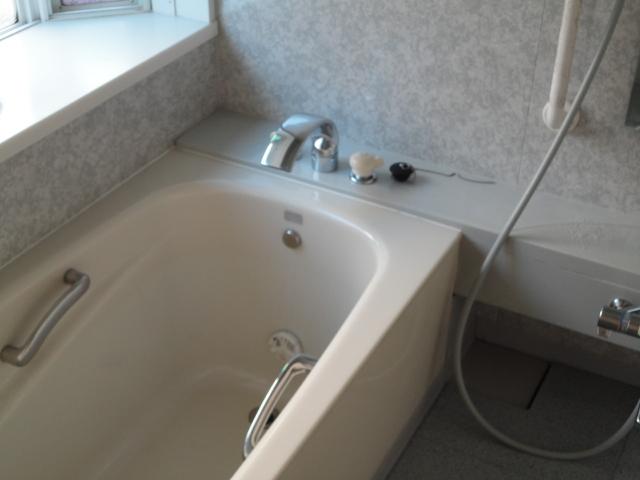 Bathroom. Brightly ・ Airy Bathing. It has also been consideration to safety with handrail.