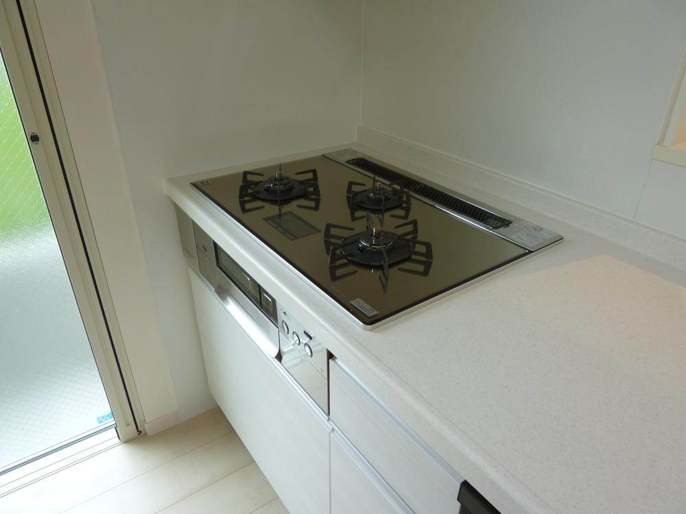 Kitchen. Glass top stove as standard!