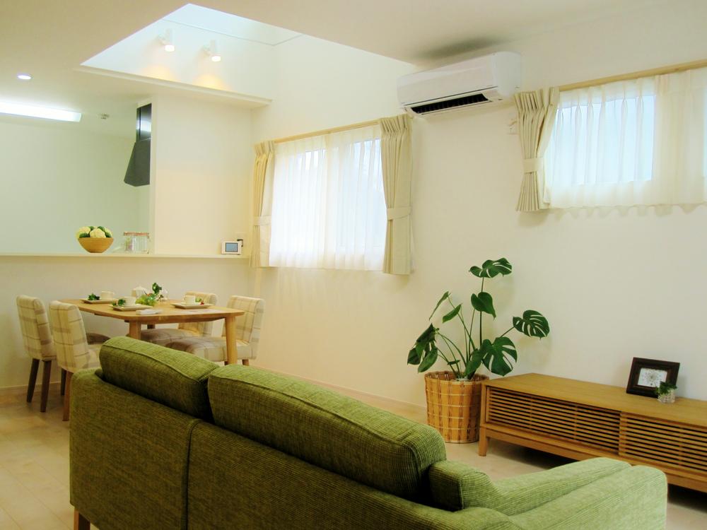 Living. No. 3 place It spreads a bright living room and open the front door. (August 2013) Shooting