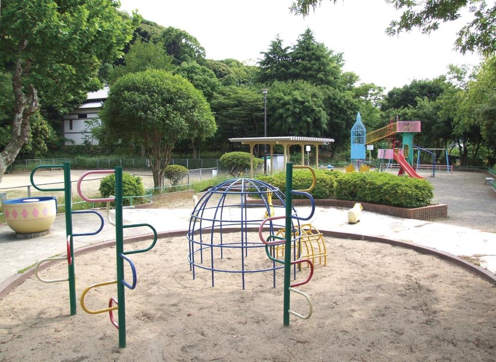 park. Is adjacent to the playground equipment is well-equipped Narumizu Park Complex